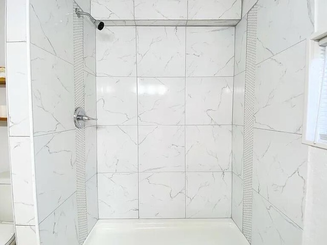 bathroom featuring a tile shower