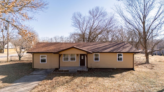 ranch-style home featuring a front lawn