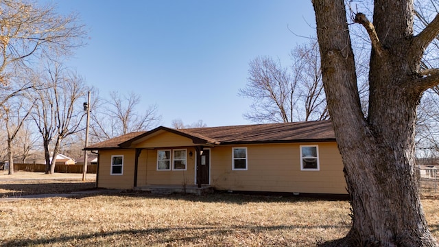 single story home featuring a front yard