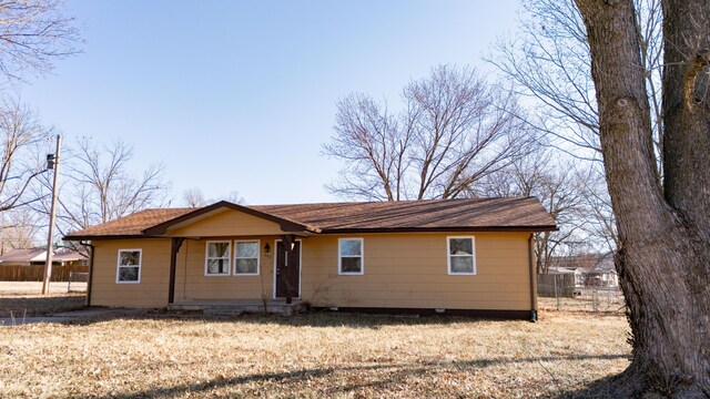 ranch-style home featuring a front lawn