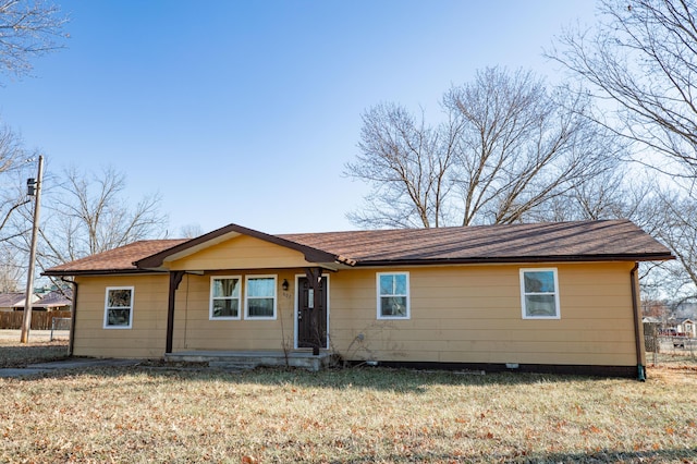 ranch-style home featuring a front lawn