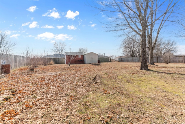 view of yard featuring a storage unit