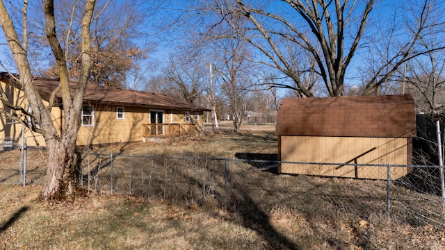 view of yard with a shed