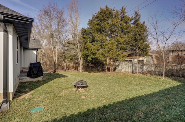 view of yard featuring a fire pit