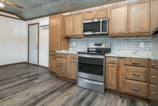 kitchen featuring backsplash, dark hardwood / wood-style floors, ceiling fan, and appliances with stainless steel finishes