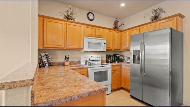 kitchen with white appliances and kitchen peninsula