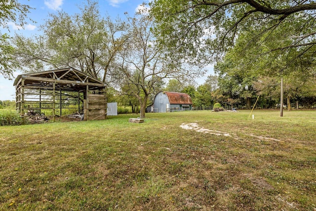 view of yard featuring an outbuilding