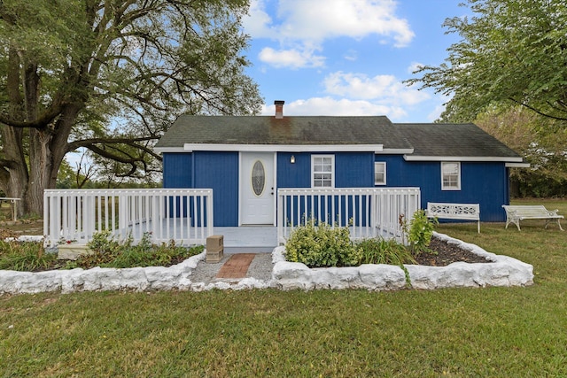 view of front of home featuring a porch and a front lawn