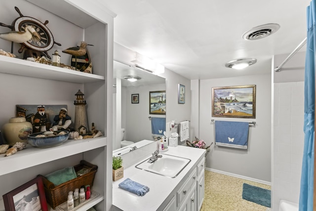 bathroom featuring baseboards, visible vents, toilet, shower / bath combo with shower curtain, and vanity