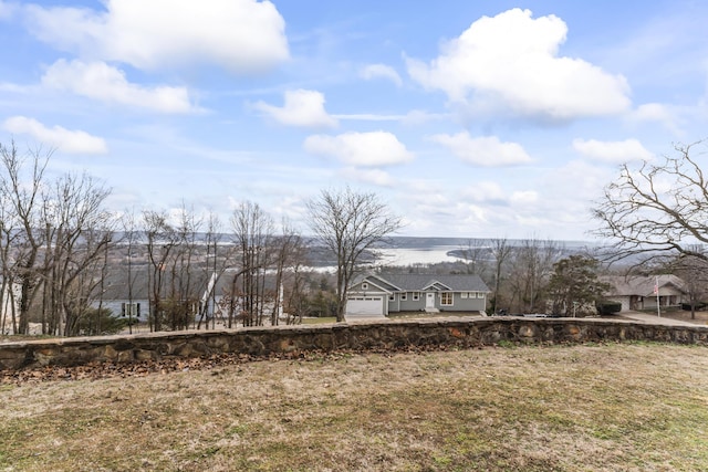 view of yard featuring a water view