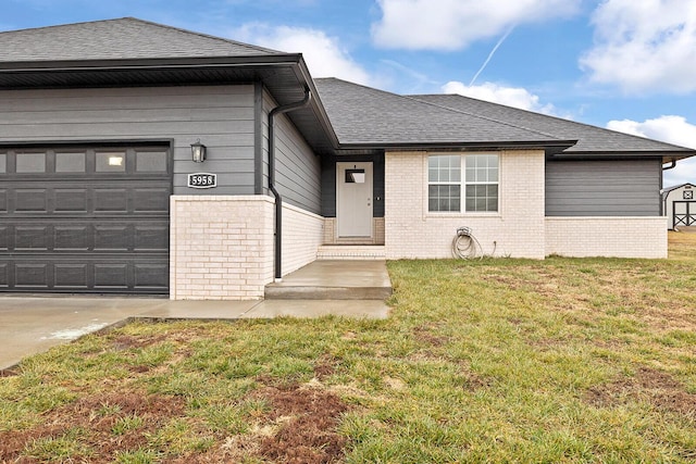 view of front of home featuring a garage and a front yard