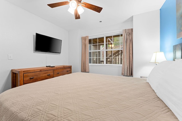 bedroom with ceiling fan