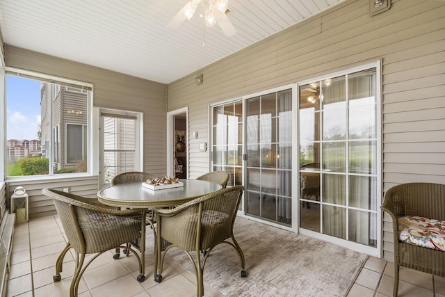 sunroom with ceiling fan