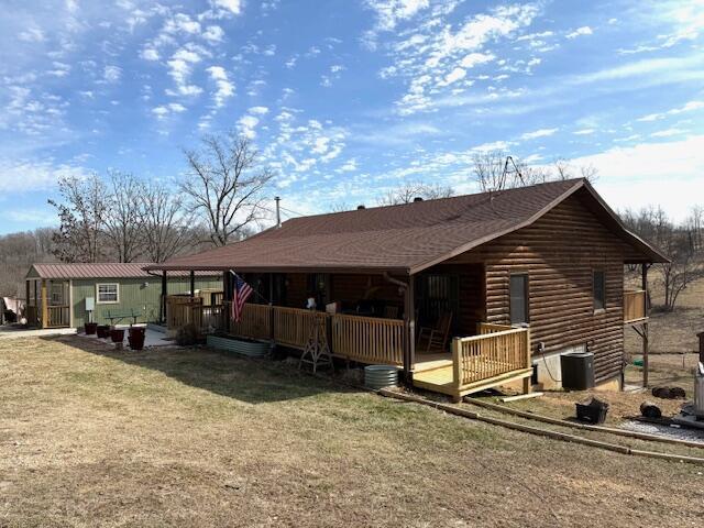 view of front of house with a front lawn