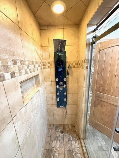 bathroom featuring a tile shower