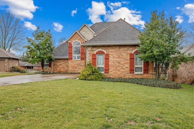 view of front of property with a front lawn