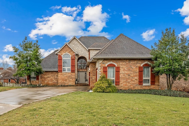 view of front of home featuring a front lawn