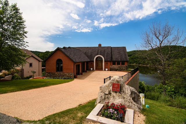 view of front of house with a front lawn