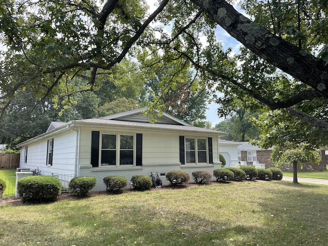 view of front of house featuring brick siding and a front lawn