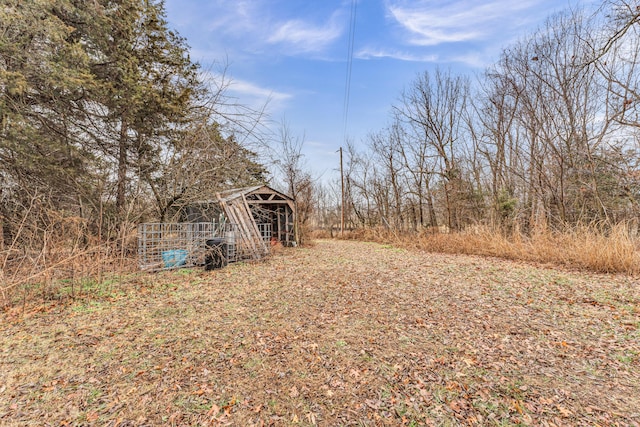 view of yard with an outbuilding