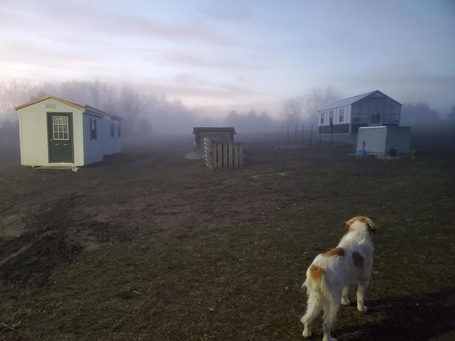 view of yard featuring an outbuilding