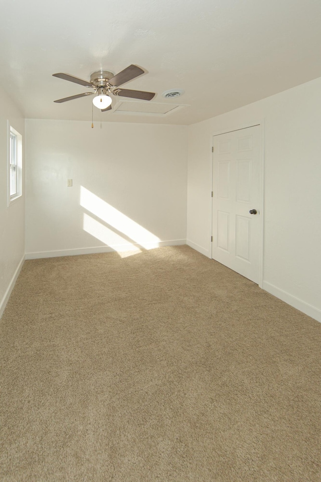 carpeted empty room featuring ceiling fan