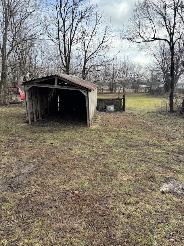 view of yard with an outdoor structure