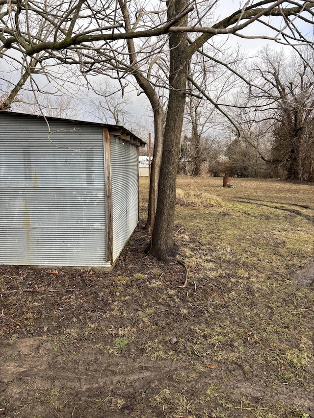 view of yard featuring a storage unit