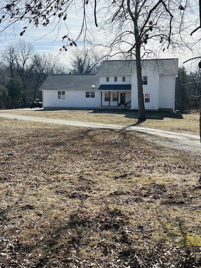 view of front facade with a front yard