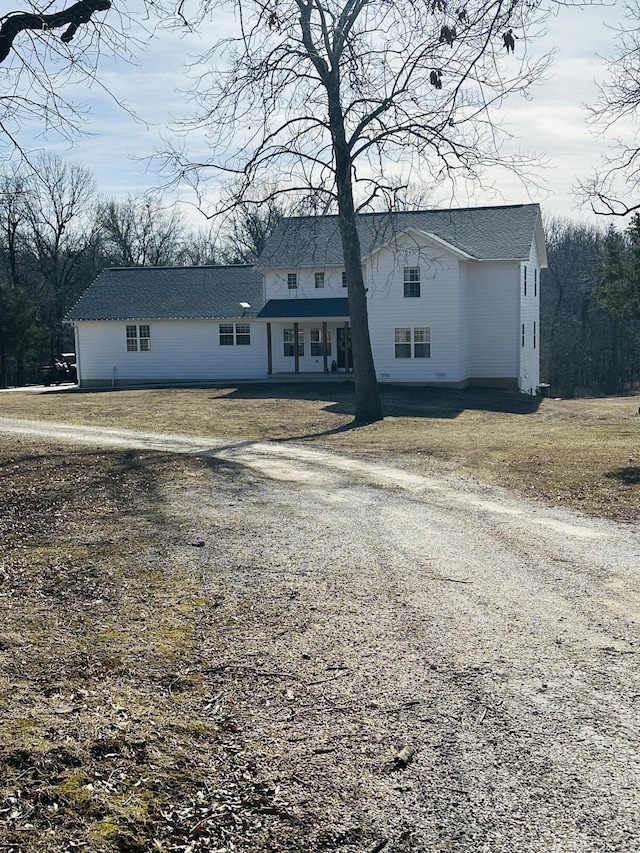 view of front facade featuring a front lawn