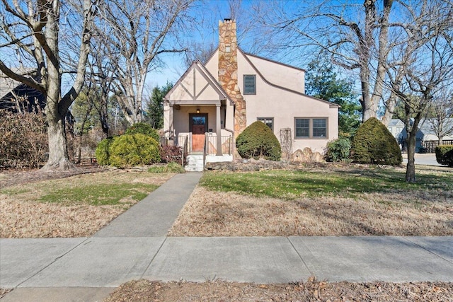 view of front of property featuring a front yard