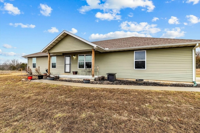 view of front of property featuring a patio and a front yard