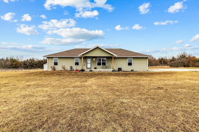 single story home with a front lawn