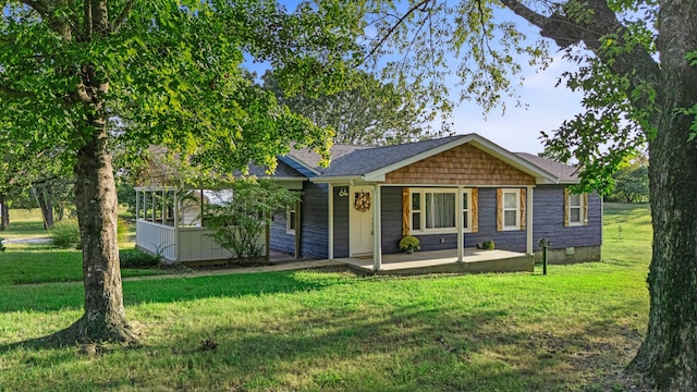 view of front of property featuring a front yard