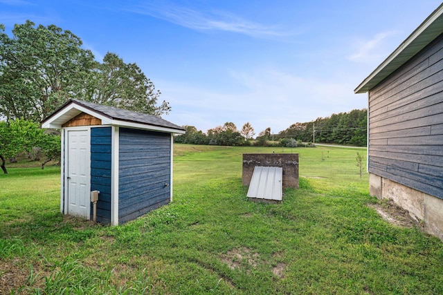 view of yard featuring a storage unit