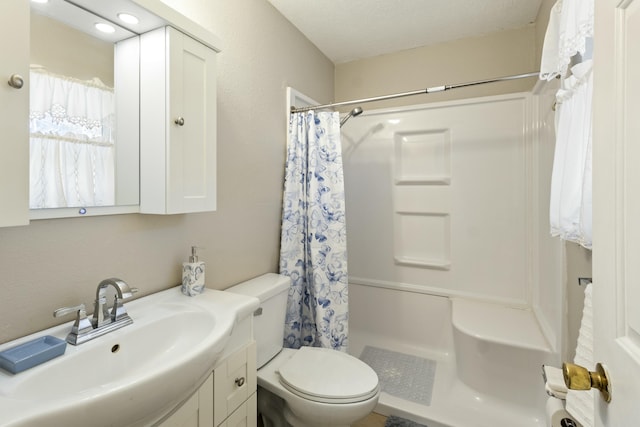 bathroom featuring a shower with shower curtain, vanity, and toilet