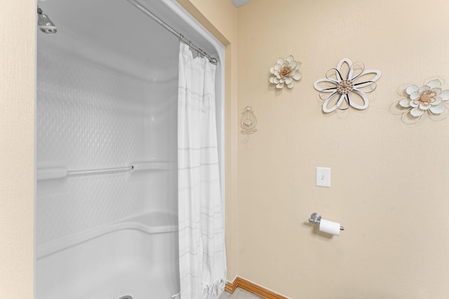 bathroom featuring a shower with shower curtain