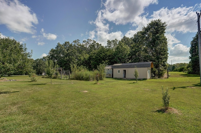 view of yard with an outbuilding