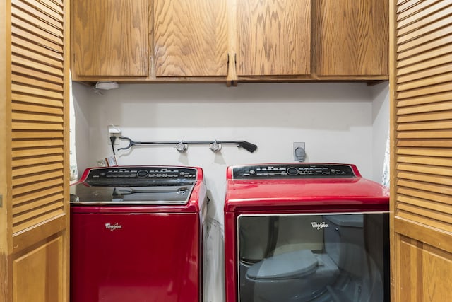 laundry room with cabinets and washing machine and clothes dryer