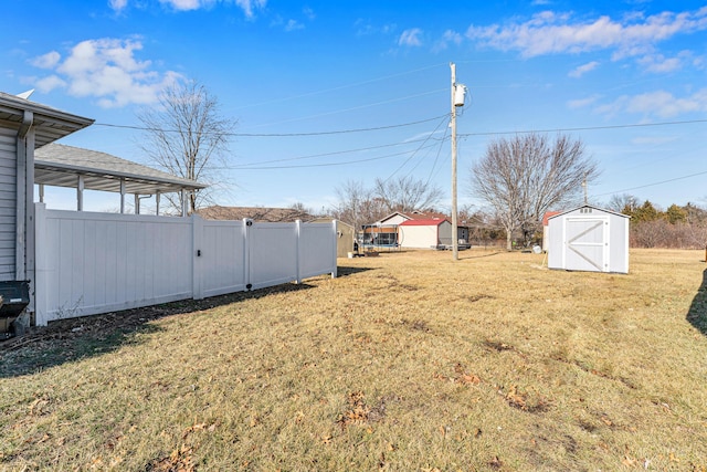 view of yard featuring a storage unit