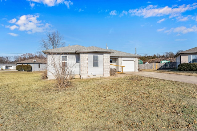 view of front of house featuring a garage and a front yard