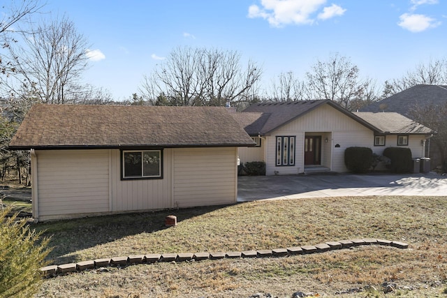 view of front of property featuring a front yard and a patio