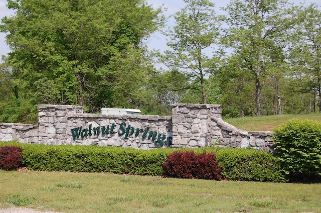 community / neighborhood sign featuring a yard