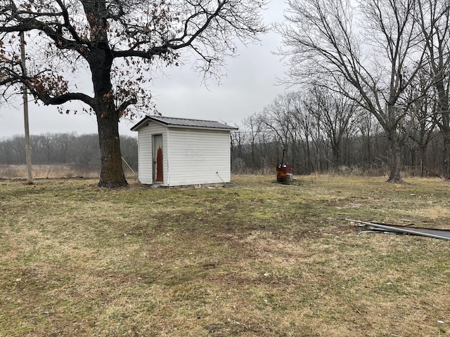 view of yard with a storage unit