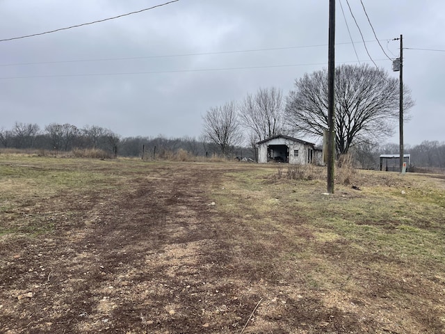 view of yard featuring an outdoor structure