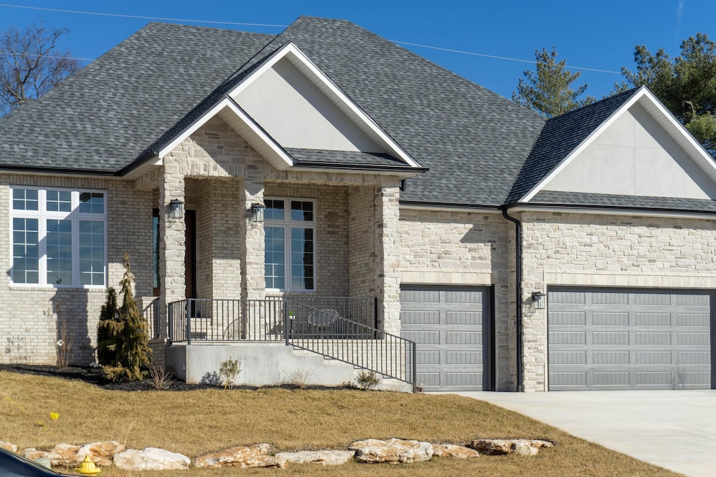 view of front facade with a front lawn