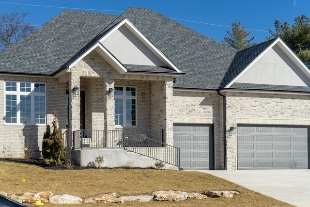 view of front facade with a front lawn