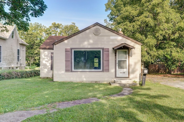 view of front of house featuring a front lawn