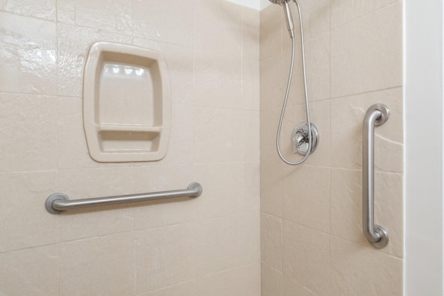 bathroom featuring tiled shower