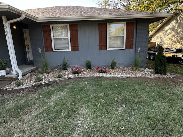 view of front of house with a front lawn